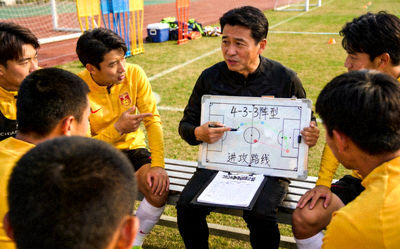 体育新闻报道图片 - 足球运动员在训练场上进行战术分析会议